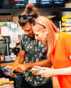 Mann und Frau suchen Süßigkeiten im Shop aus.